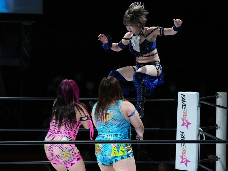 チーム200キロにドロップキックを放つ安納サオリ。12月18日、新木場1stRING　©Essei Hara