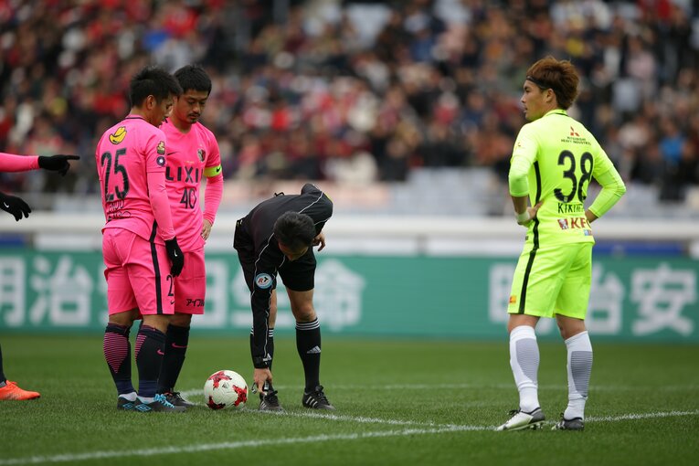 デビュー戦となった2017年ゼロックス杯。奇しくも開発に携わった2人が愛するクラブ同士の対決となった　©J.LEAGUE