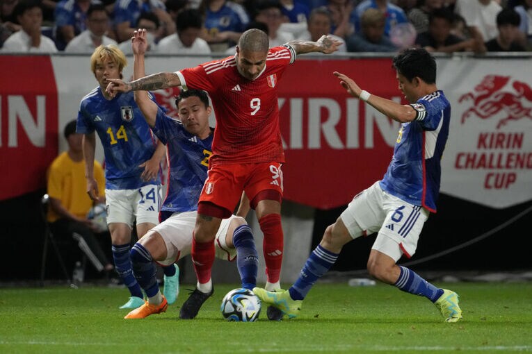 ゲレーロを潰す遠藤と菅原　©Masashi Hara/Getty Images
