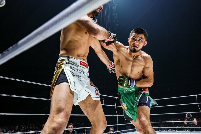 シェイドゥラエフの“エグい右”がクレベルの顔面にヒットした瞬間（1枚目／全2枚） ©RIZIN FF Susumu Nagao