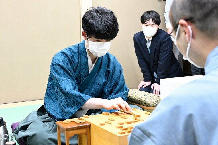 名人戦第5局の感想戦。朝日副立会を務めた高見もその様子を凝視する　©Keiji Ishikawa