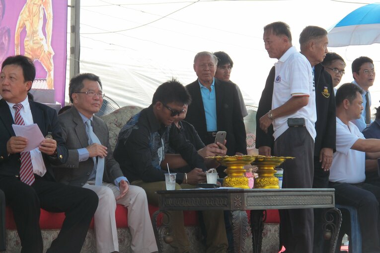 貴賓席に座るブアカーオ（2013年）　©Koji Fuse