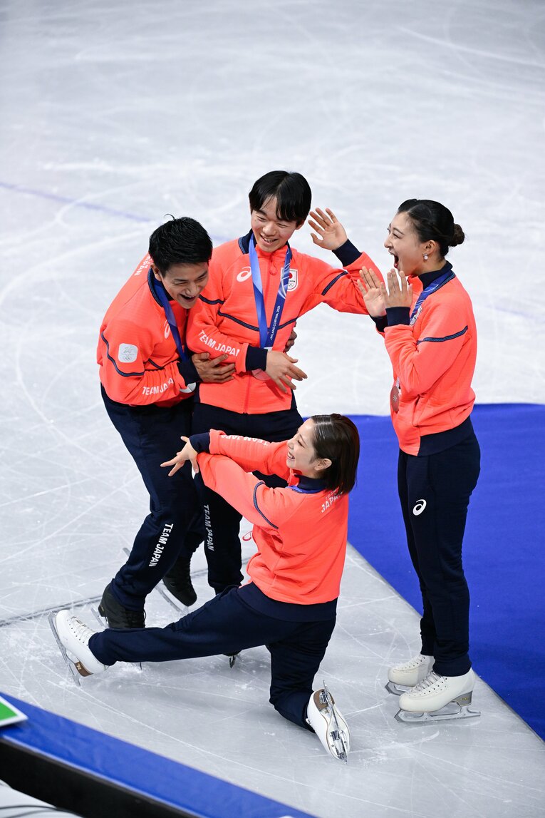 フィギュア団体で銀メダルを獲得した日本チーム　©Asami Enomoto／JMPA