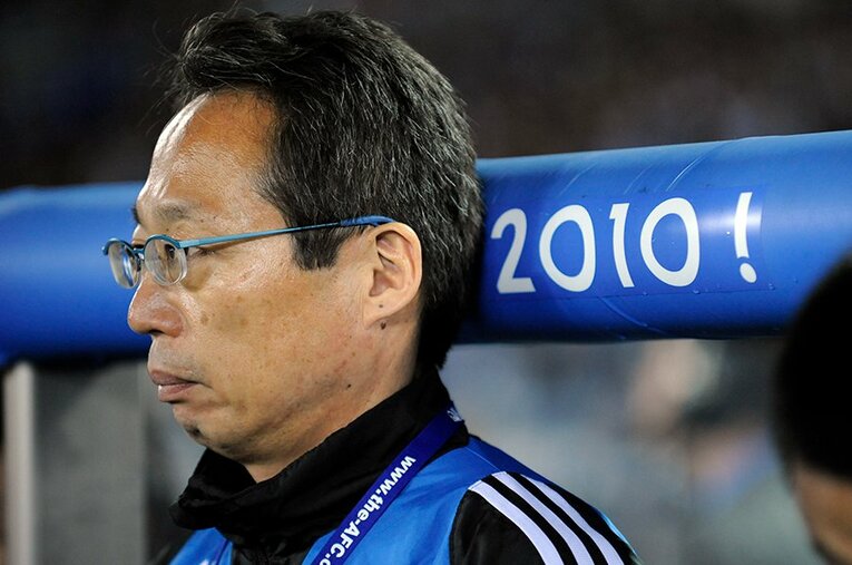 2010年南アフリカW杯、岡田武史監督に率いられた日本代表は守備的な戦い方に活路を見出し、2勝1敗で決勝トーナメントに進出した　©Takuya Sugiyama