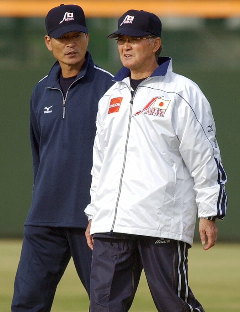 2003年10月、アジア選手権に向けた合同自主トレを見守る日本代表・長嶋茂雄監督（右）と中畑コーチ　©︎JIJI PRESS