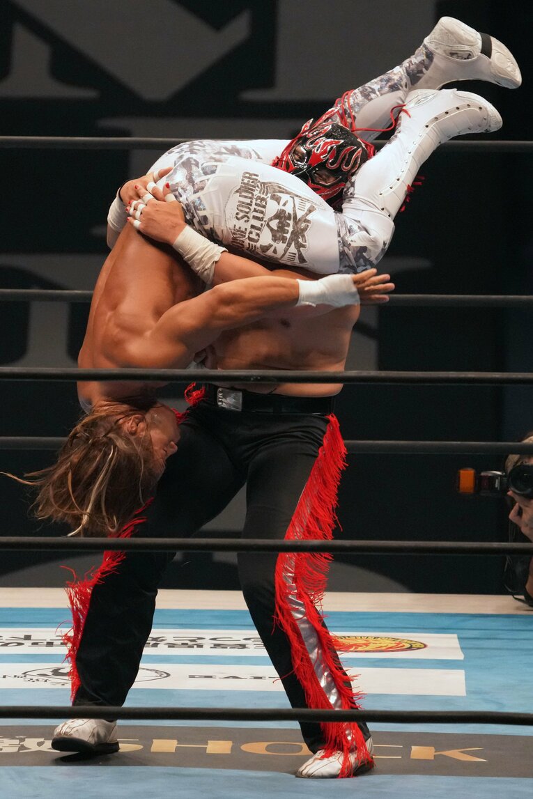 石森太二を担ぎ上げるエル・デスペラード　©Essei Hara