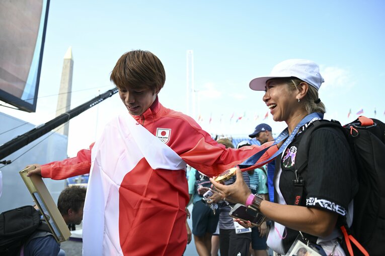 優勝したあと、体に日の丸をくくりつけた堀米雄斗　©Asami Enomoto／JMPA