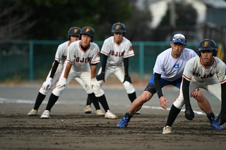 富士高校で走塁の指導をするイチロー　©Naoya Sanuki