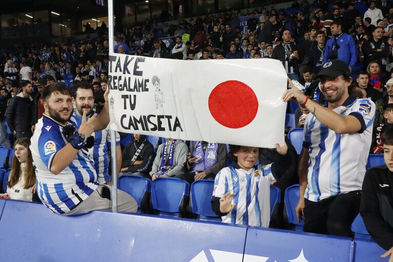 一方では手作りの日の丸も　©Daisuke Nakashima