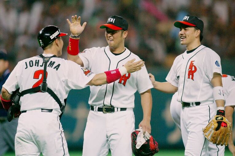 ダイエーホークス時代の（左から）城島健司、松中信彦、井口資仁。写真の03年、リーグ優勝＆日本一を果たした ／ photograph by KYODO