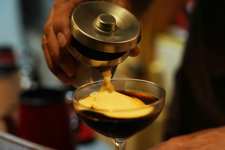 「琥珀の女王」。上部にエバ・ミルクが注がれる　©Essei Hara