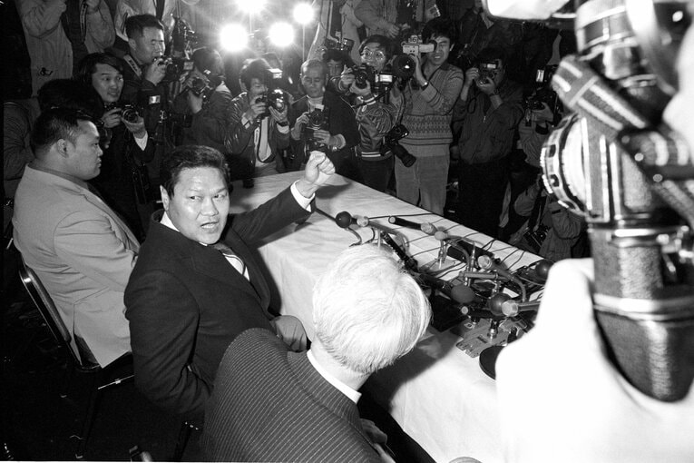 1982年3月、記者会見で疑惑を釈明する金平正紀（中央）。金平桂一郎は当時16歳だった　©︎BUNGEISHUNJU