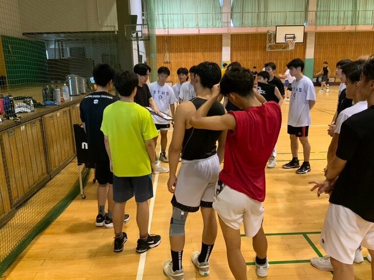 都島工業高でバスケ部監督を務める29歳の下村（中央）／学校提供