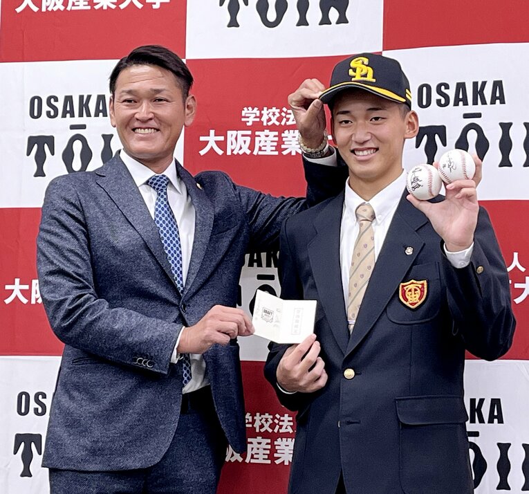 ソフトバンクの指名あいさつを受けた前田悠伍（大阪桐蔭高）　©JIJI PRESS