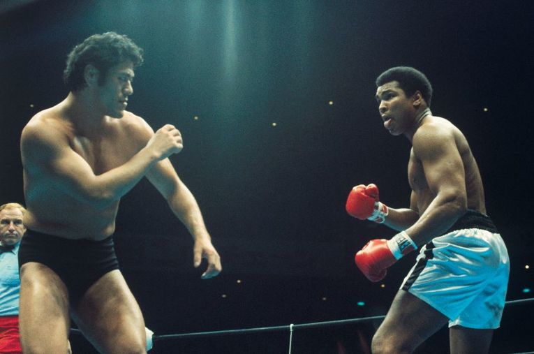 45年前、1976年6月26日に武道館で行われた伝説の死闘「アントニオ猪木対モハメド・アリ」 ／ photograph by Getty Images