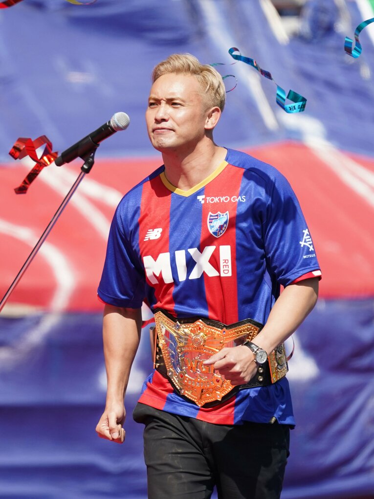 FC東京のユニフォームの上からベルトを装着　©Essei Hara