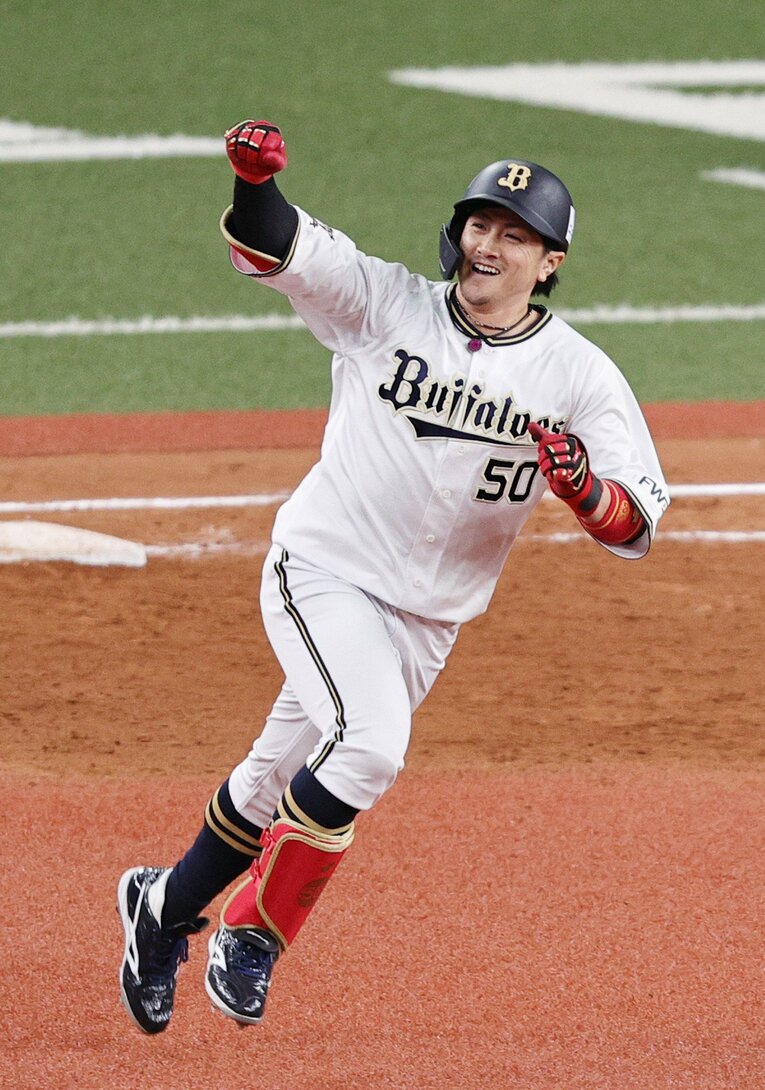 バスターを決め、ガッツポーズを繰り出す小田　©︎JIJI PRESS