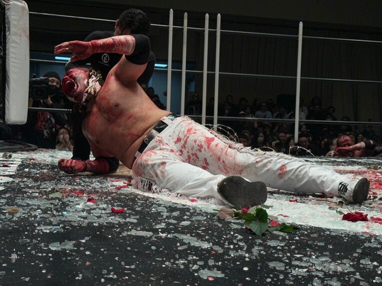 スワイプすると「エル・デスペラードvs葛西純」など激闘写真をご覧になれます　©Norihiro Hashimoto