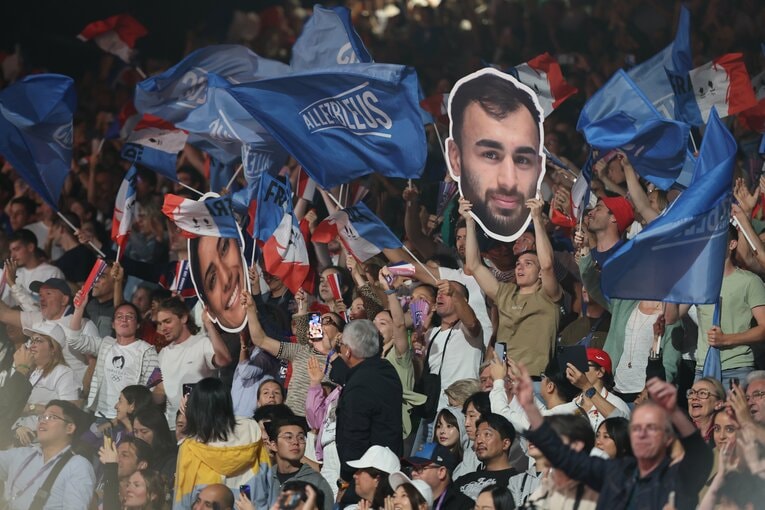 柔道会場の観客席。テレビ観戦中はあまり気に留めていなかったが、「アレ・レ・ブルー」旗ってそういうことだったのか……ちなみに右の顔パネルはムヘイゼ選手（60kg級、好物はオニギリ）　©Tetsuya Higashikawa/JMPA