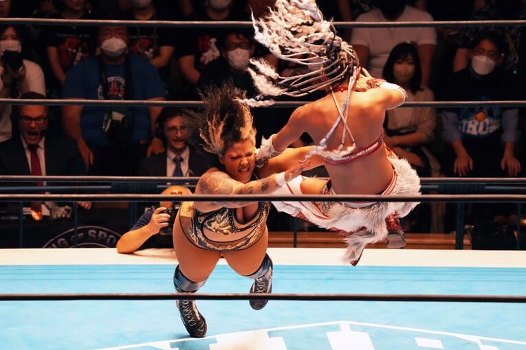 ぶちかましタックルでジュリアを吹っ飛ばすナイチンゲール　©Essei Hara