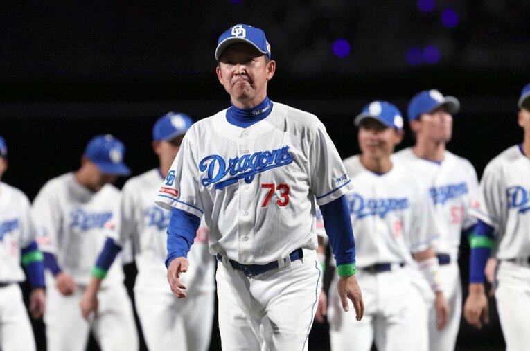 最下位に沈みながら貫き続けた「厳しい」とも評される指導スタイル。就任3年目に結実しつつある指導哲学に迫った ／ photograph by Sankei Shimbun