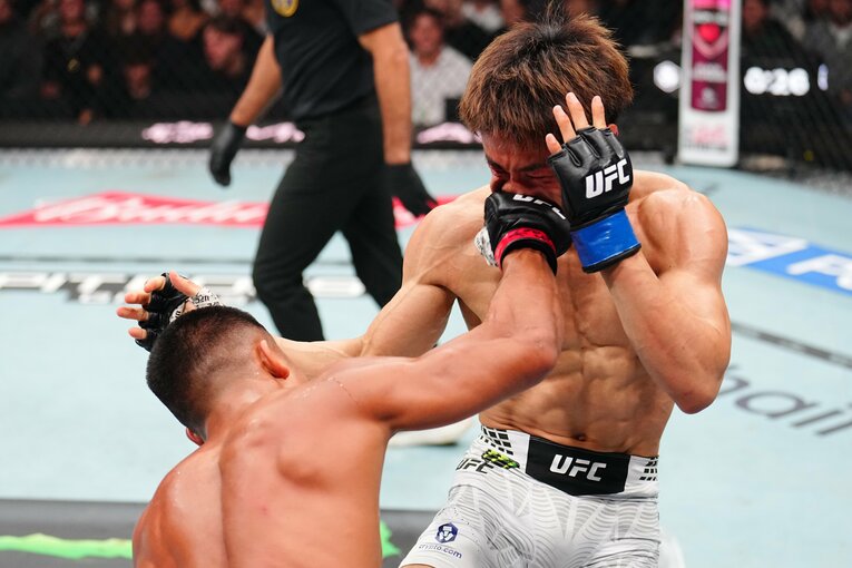 王者ヴァンが平良達郎からダウンを奪った右のオーバーハンド　©Getty Images