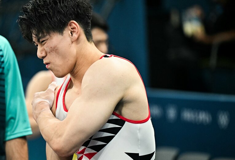 右肩をおさえ、顔をしかめる橋本大輝（予選にて）　©JIJI PRESS