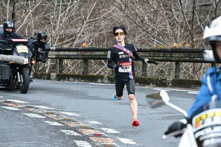 軽快に山を下る小池。区間賞獲得後のインタビューも話題に　©Nanae Suzuki