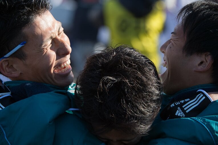 往路のゴールでチームメイトに迎えられる神野　©Nanae Suzuki