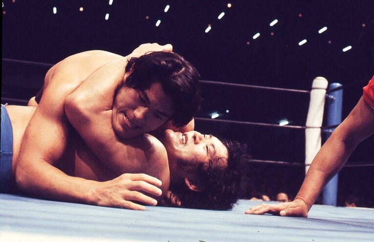 多くの人々に衝撃を与えた、ストロング小林（下）とアントニオ猪木の日本人対決　©AFLO