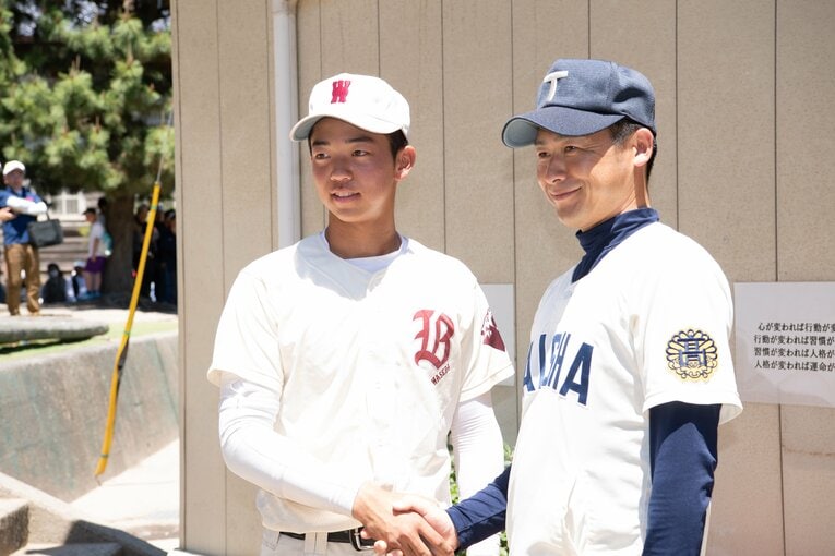 【2年ぶりの再戦】西村主将と記念撮影する石飛監督 ©Kota Inoue