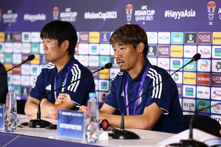 イラン戦の前日会見に森保監督（左）とともに出席した守田　©︎JFA/AFLO