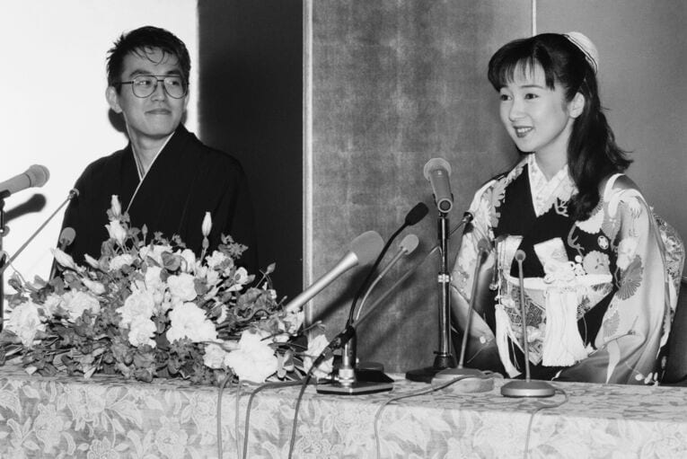 1996年3月、結婚式の日の2人（3／3枚）　©AFLO