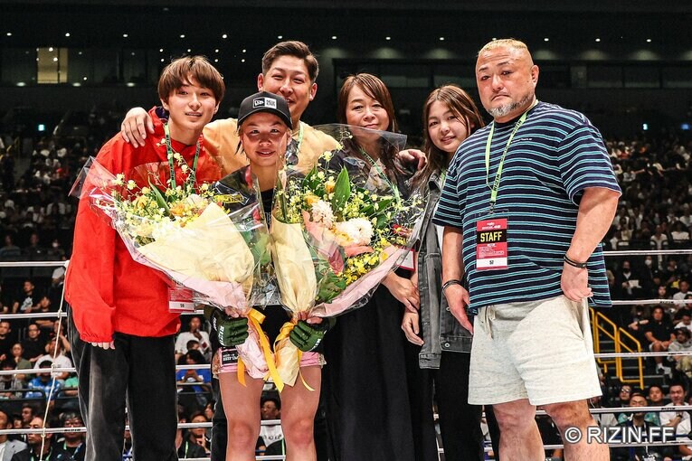 引退セレモニーにて。格闘技人生を支えてきた家族と　©RIZIN FF