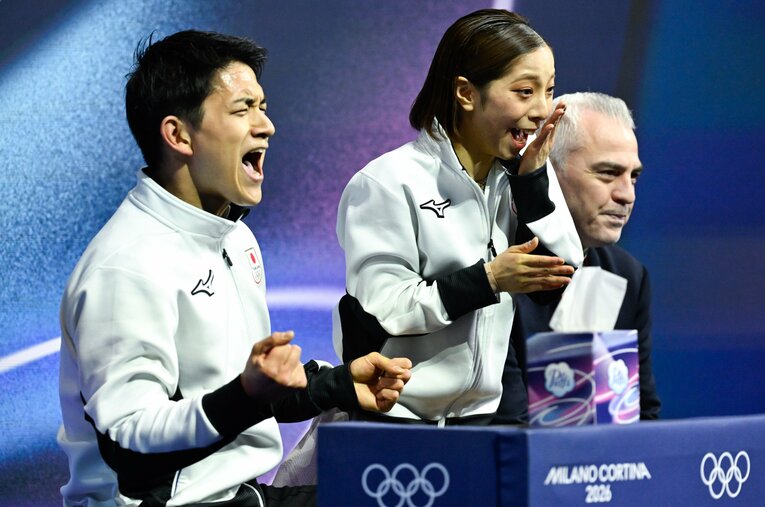 得点を見てガッツポーズする木原龍一と驚く三浦璃来。歴史に残る大逆転劇に海外からも称賛の声が届いた ／ photograph by Asami Enomoto/JMPA