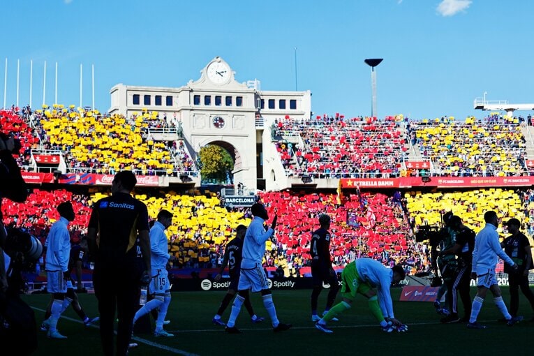 聖火台と時計が印象的な内観