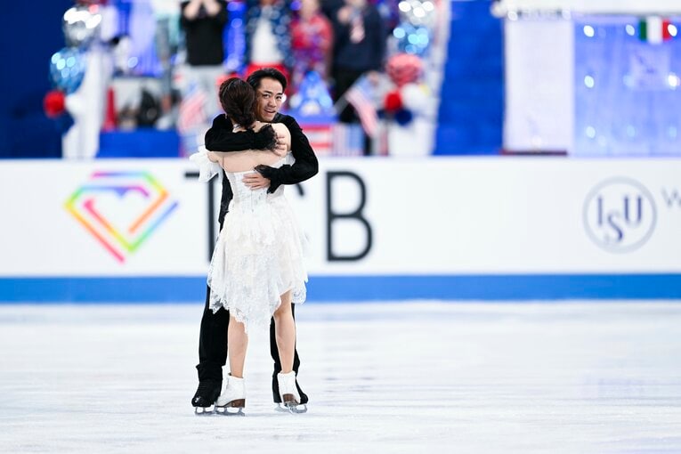 抱き合う2人　©Asami Enomoto