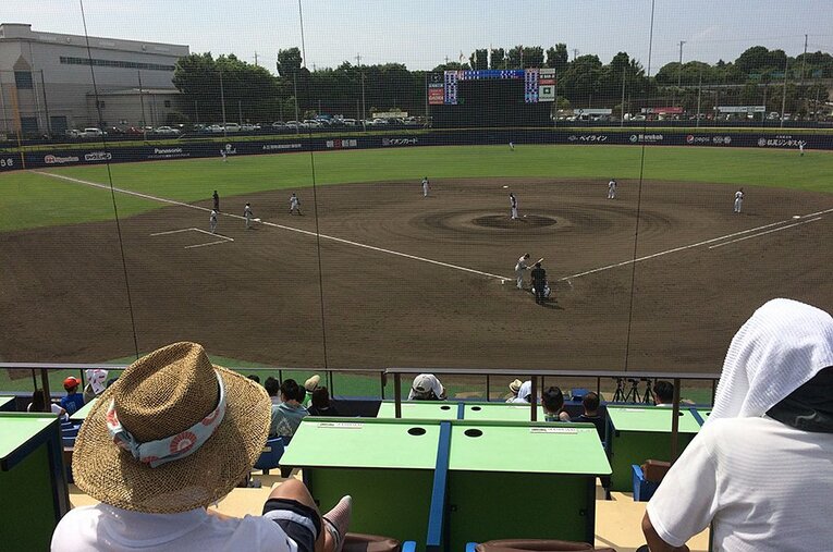 鎌ケ谷スタジアムのバックネット裏のシートにて。ひと足お先に「今年も夏が来た」と感じた瞬間。 ／ photograph by Yasutaka Nakamizo