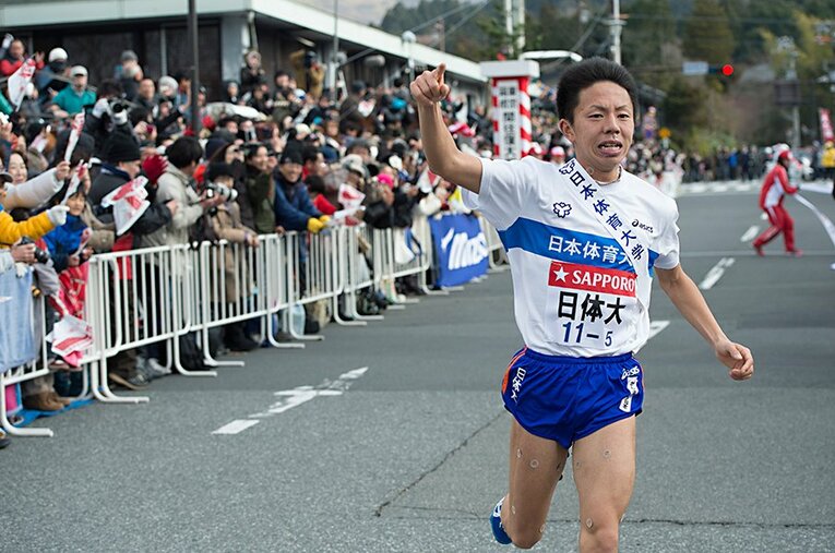 5区で1位に立ち往路優勝に導いた3年生主将の服部 ／ photograph by Asami Enomoto