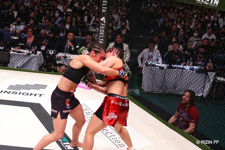 ロペスのヒザ十字固めが極まるまで（連続写真1枚目／全5枚）　©RIZIN FF