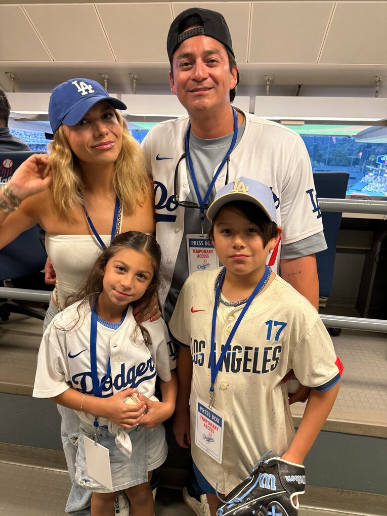【番記者が撮った“テレビに映らない”大谷＆ドジャース写真】4日のアストロズ1戦目を観戦に訪れた元日本ハムのルイス・メンドーサ家族　©Naoyuki Yanagihara