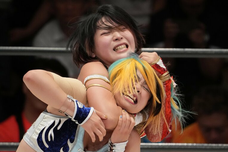 MIRAIをスリーパーホールドで絞める林下詩美。9月16日、後楽園ホール　©Masashi Hara