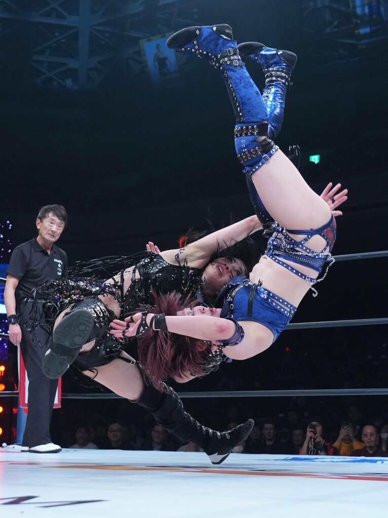 1回目のスタークラッシャーを放つ上谷沙弥　©Essei Hara