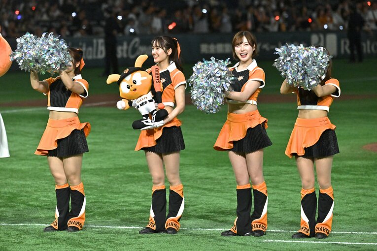 試合を盛り上げる巨人の公式マスコットガール「VENUS」　©Hideki Sugiyama