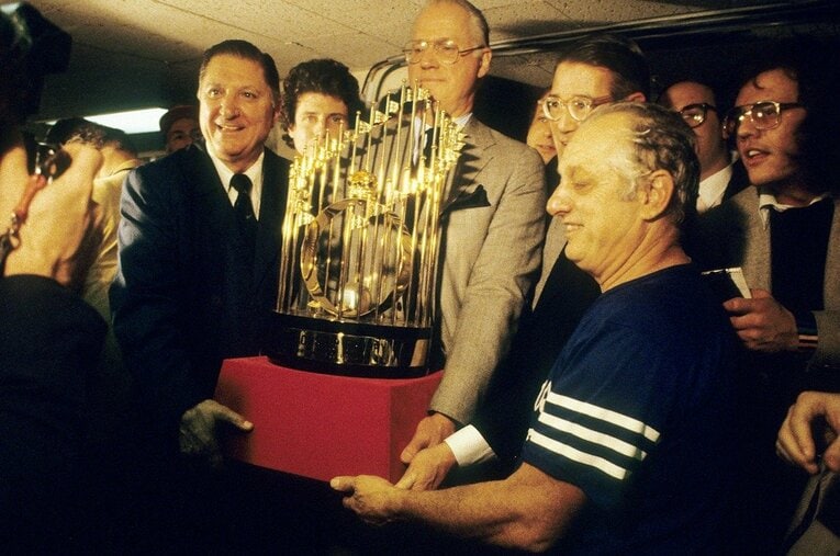 1981年の優勝トロフィーを持つドジャースのラソーダ監督（右）とオマリー会長（中央） ／ photograph by Getty Images