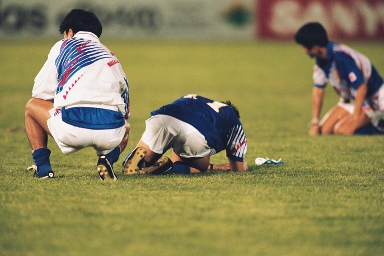 W杯出場権を逃し、カズはピッチに倒れ込む　©BUNGEISHUNJU
