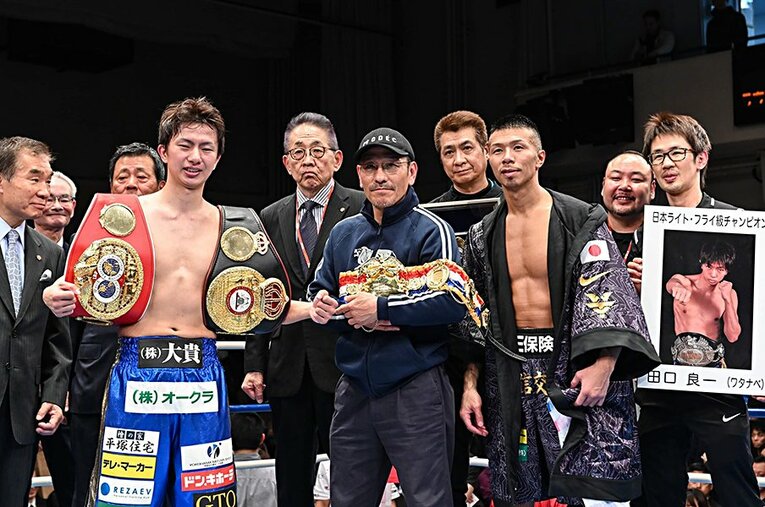 昨年の12月10日、引退式の臨んだ田口良一。内山高志（右）や洪トレーナー（中央）ら、ジムでお世話になった人々が集い、笑顔があふれた。 ／ photograph by Hiroaki Yamaguchi