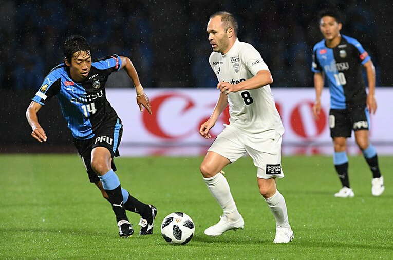 中村憲剛vsイニエスタ　©Getty Images