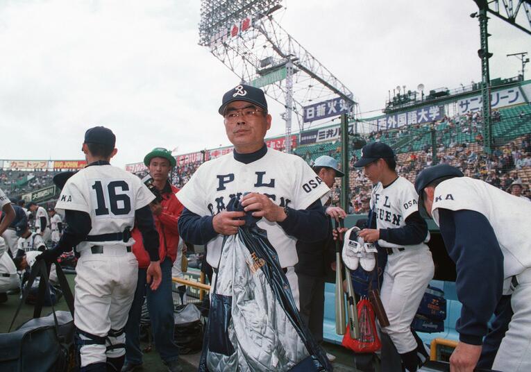 1998年4月7日、PL学園の中村順司監督はセンバツ準決勝の横浜戦を最後に勇退した　©JIJI PRESS