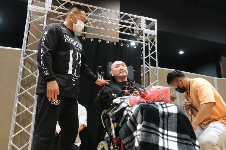 5月6日の『押忍PREMIUM』に車いすで登場した大谷晋二郎。隣には杉浦貴　©Norihiro Hashimoto